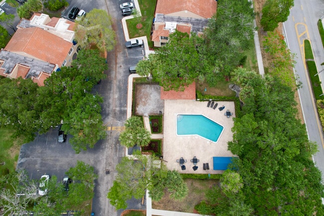 Building Photo - 549 Racquet Club Rd