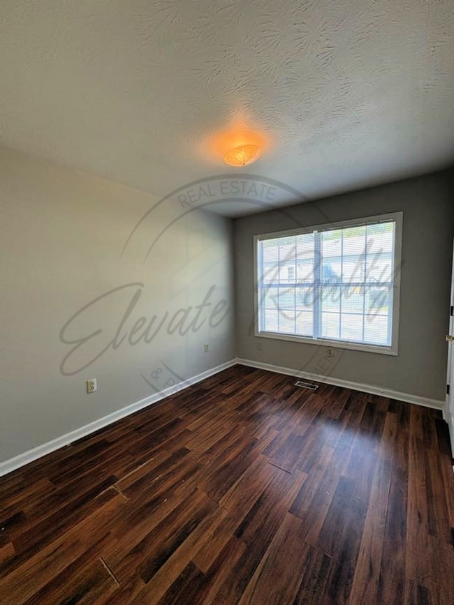Building Photo - Three Bedroom Ranch with Appliances in Col...