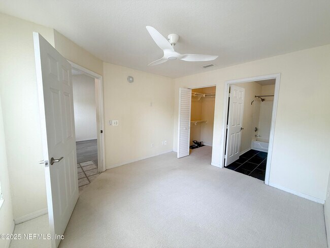 Building Photo - 13700 Richmond Park Dr N