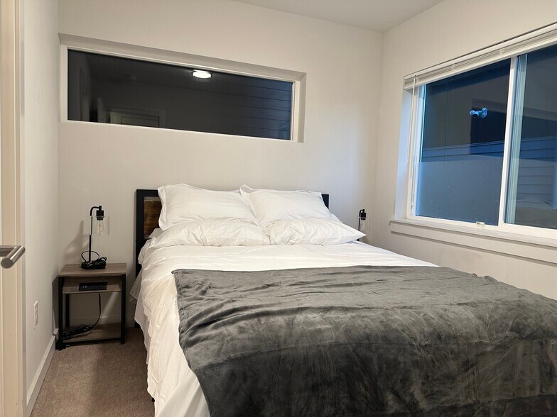 Building Photo - 152 21st Ave E