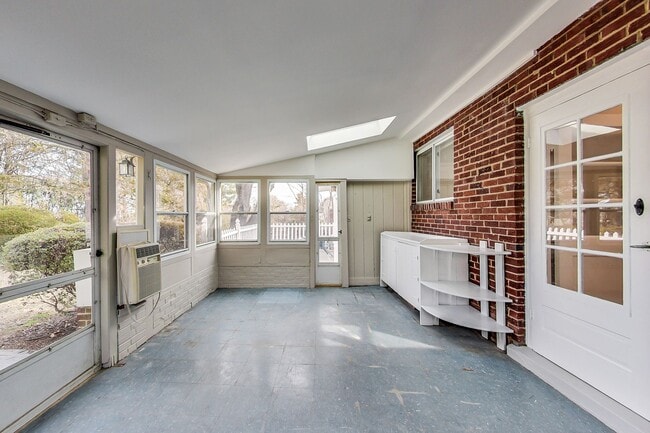 Building Photo - Spacious 3BR/2BA Rambler with Heated Sun-room and Slate Patio!