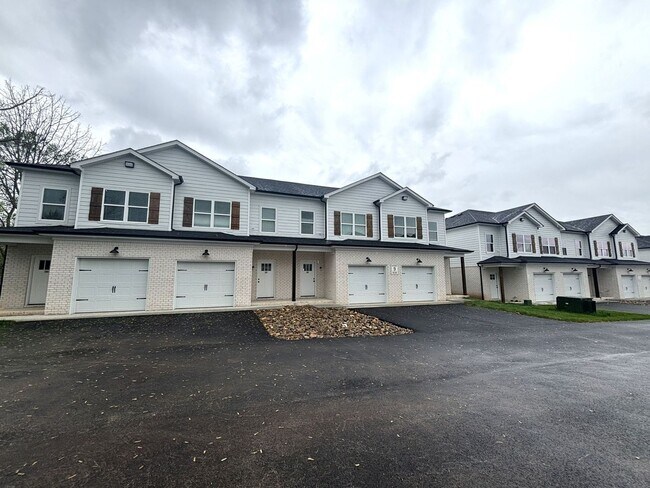 Building Photo - 2 Bed/2.5 Bath Townhome with Garage (Trash Included)