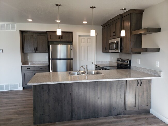 Building Photo - Brand New Springville Townhome