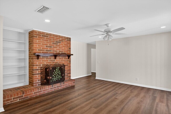 Building Photo - Home For Rent In Orange Park