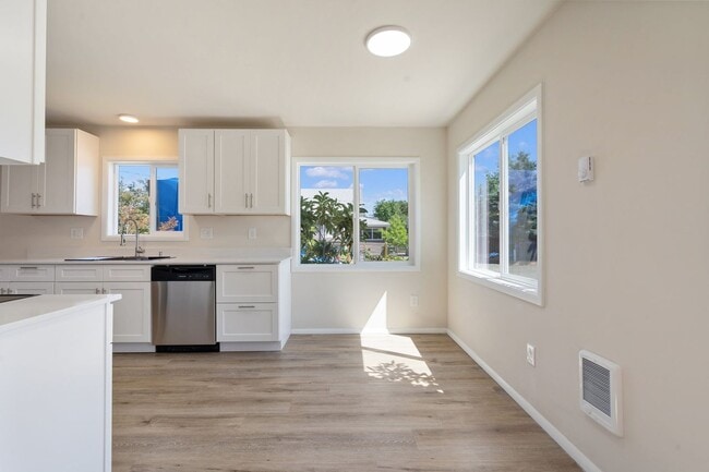 Building Photo - Beautiful 4 bedroom, 2 bathroom home in Lents Neighborhood!