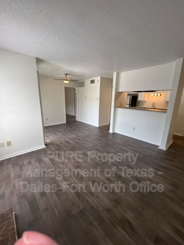 Building Photo - 18333 Roehampton Dr