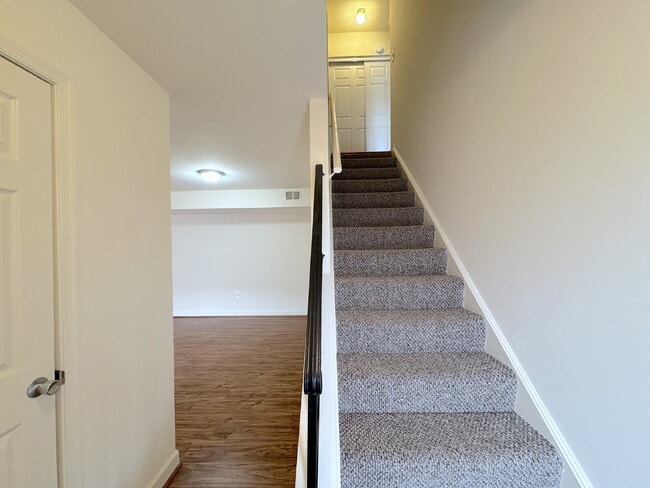 Building Photo - Welcome to this charming 2-bedroom, 2-bathroom townhouse nestled in the heart of Annandale.