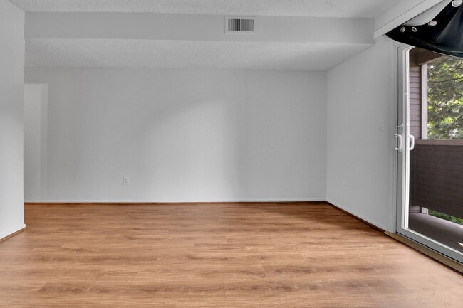 Building Photo - $1,775.00, 2-bed, 2-bath condo in Lakewood.