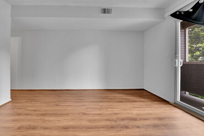Building Photo - $1,825.00, 2-bed, 2-bath condo in Lakewood.