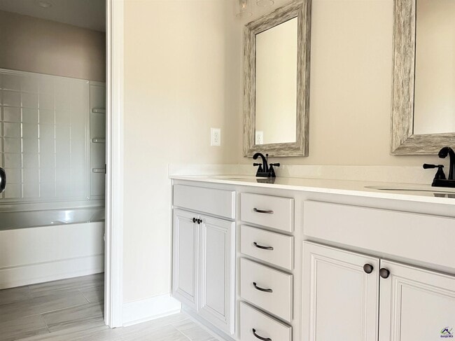 Building Photo - 202 Red Tail Cir