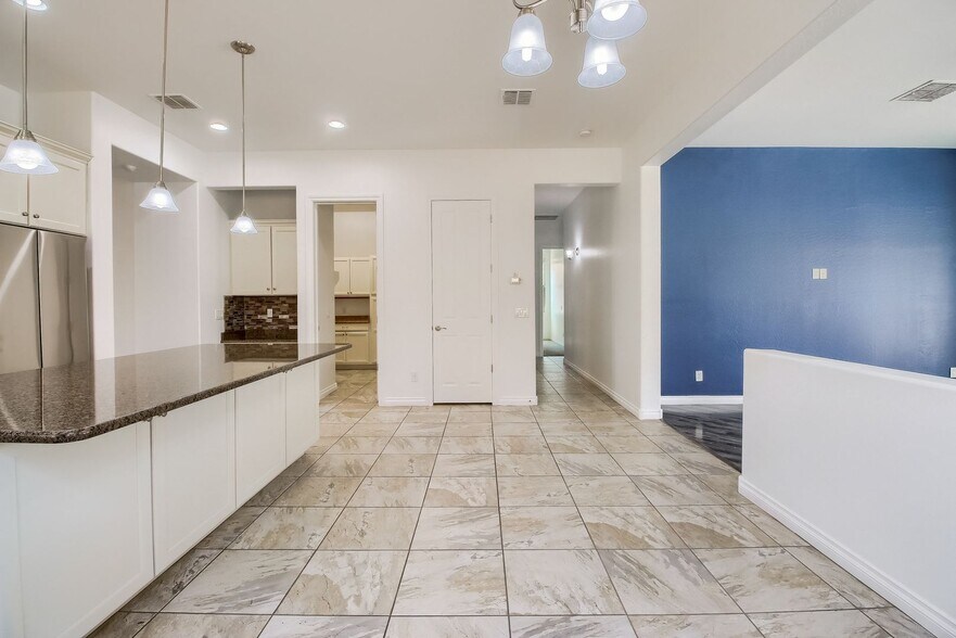 Building Photo - 237 E Lynx Pl