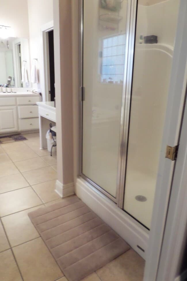 Building Photo - Location and upgrades! 3BR/2BA dbl garage, tons of storage, no carpet!