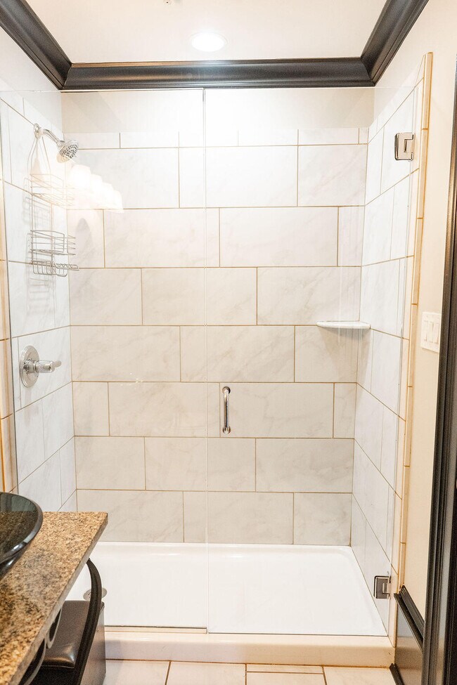 Building Photo - 275 S Limestone