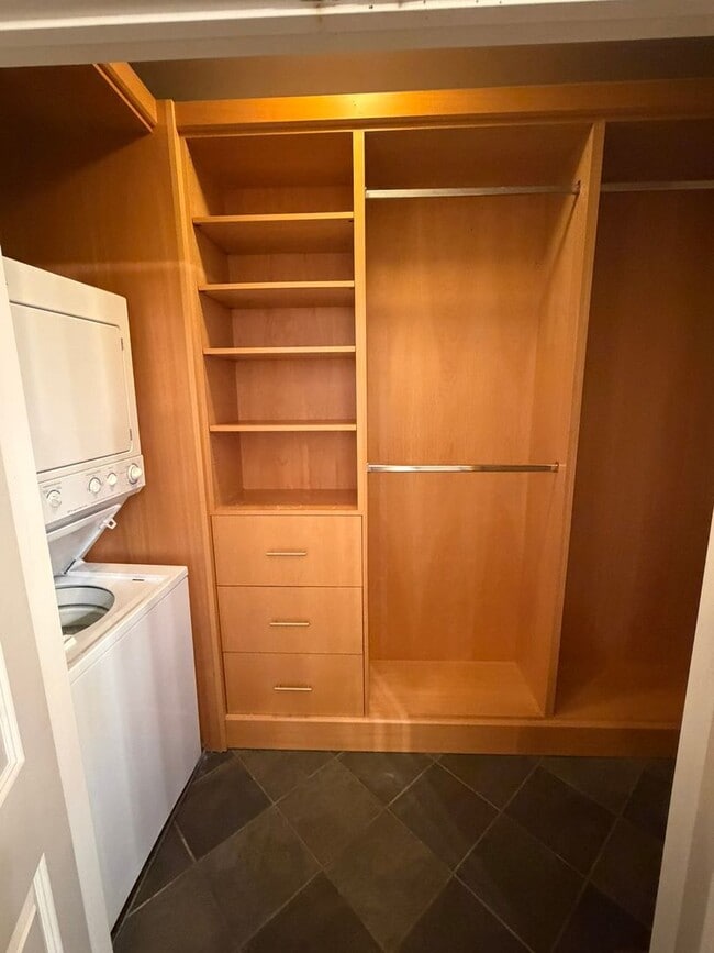 Building Photo - Urban Lofts Avaliable Now