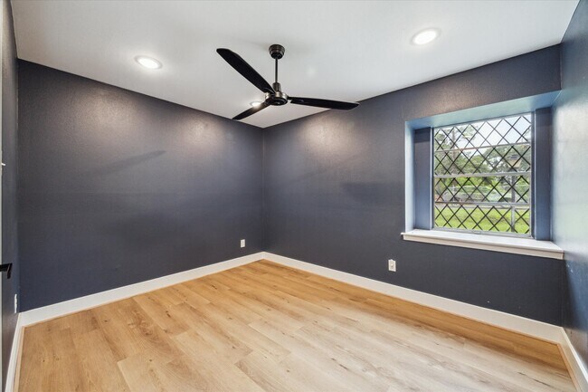 Building Photo - 1627 Crestdale Dr