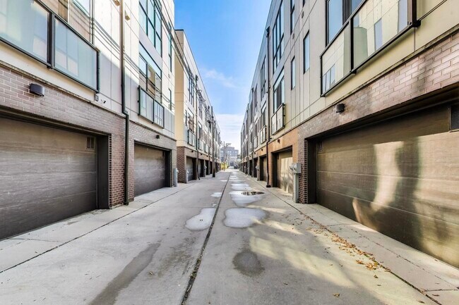 Building Photo - 2522 W Cortland St