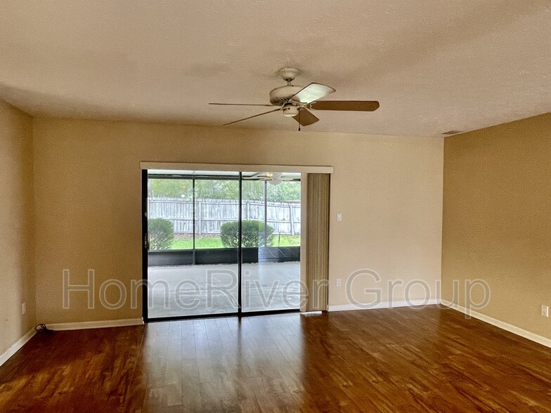 Building Photo - 15720 Country Lake Dr