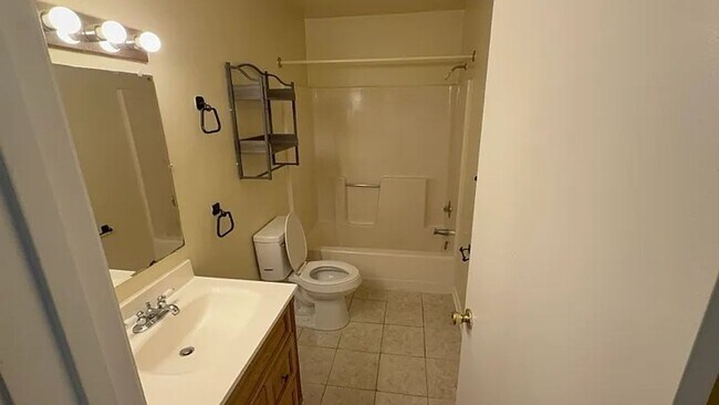 Building Photo - 4 Bed/2 1/2 Bath Bus Line Reserved Parking