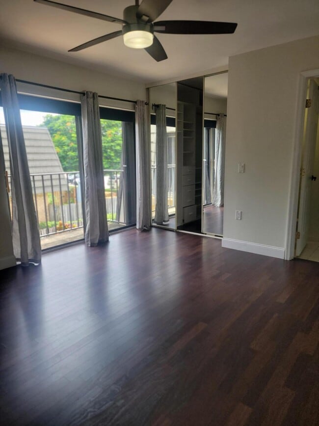 Building Photo - 727 7th Way