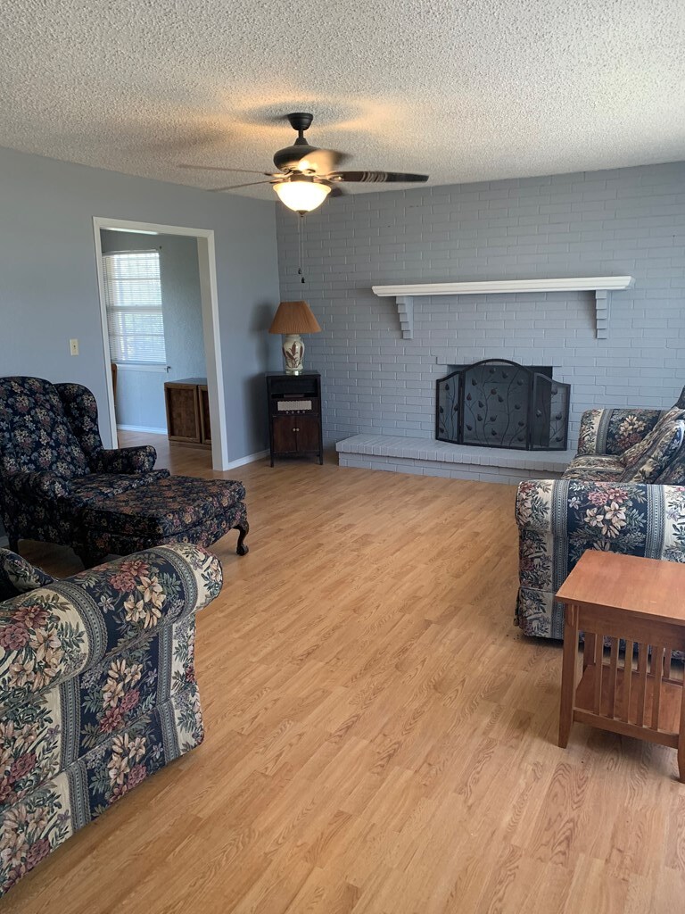 Building Photo - 984 E Schirra Dr