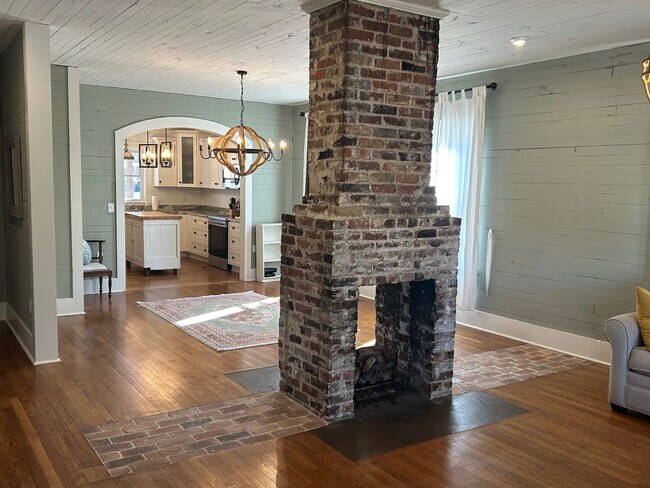 Building Photo - Beautiful Home Heart of Hartselle