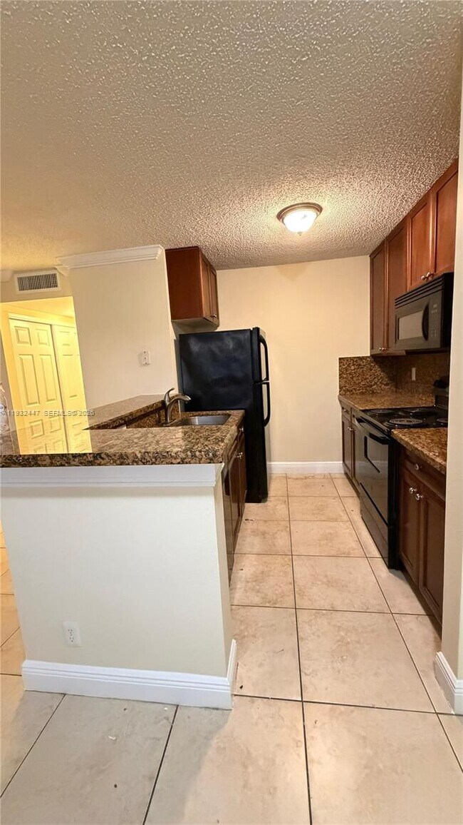 Building Photo - 711 Forest Club Dr