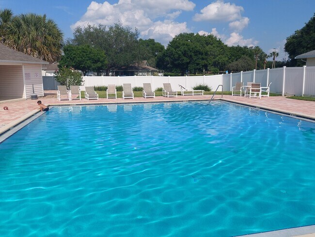 Building Photo - 1628 Tudor Ln