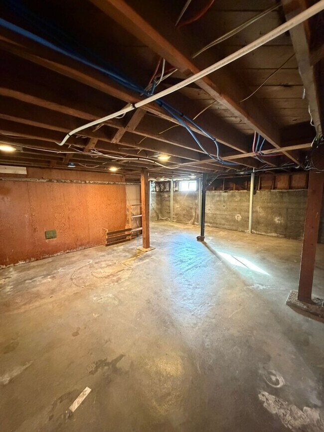 Building Photo - **MOVE IN SPECIAL!** Large 2 Bedroom with Bonus Space!