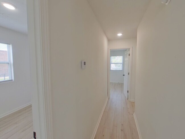 Building Photo - 5BR Renovated Home - Accepting Section 8