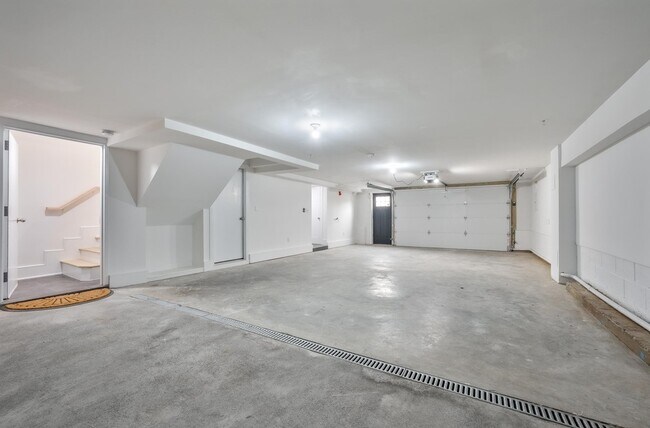 Building Photo - 6719 Meadowview Ave