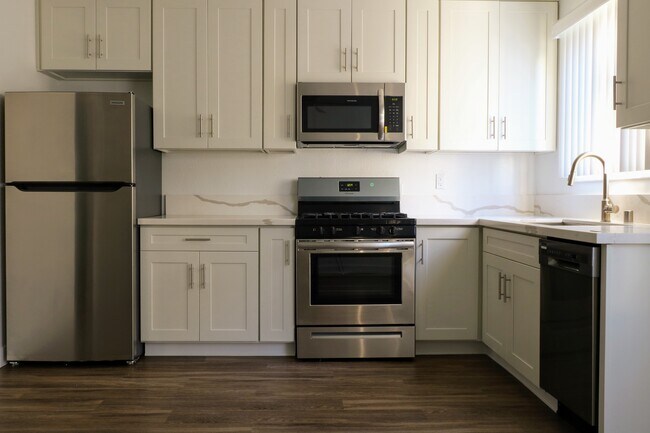 Building Photo - Coldwater Canyon Apartments