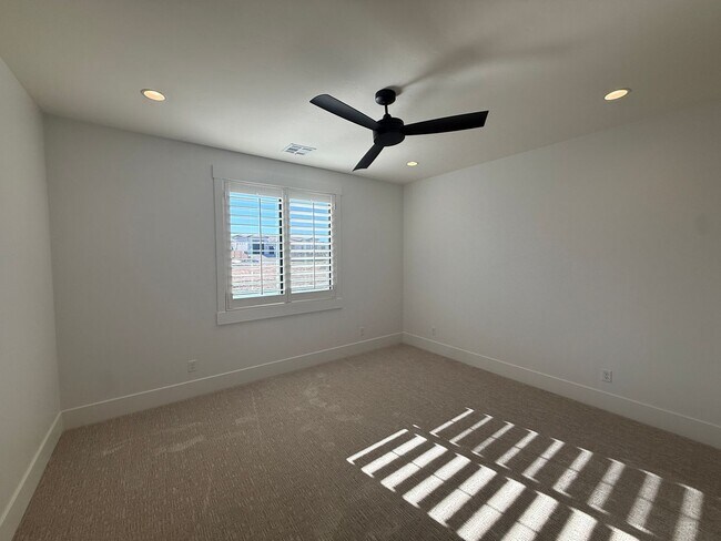 Building Photo - Gorgeous 5 bed 3.5 bath in Desert Canyons