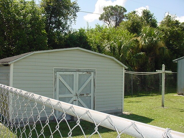 Building Photo - 2427 NW Holiday Ct