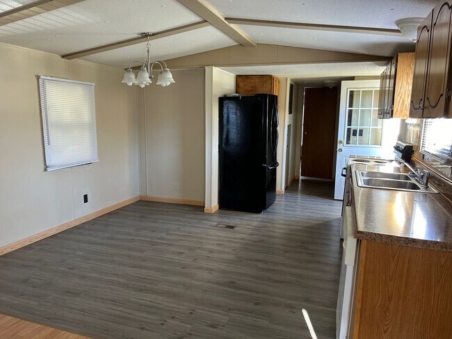 Building Photo - 2 Bedroom / 2 Bath Mobile Home  Kingsport TN