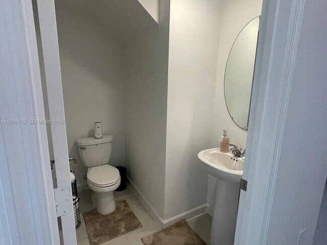 Building Photo - 728 SE 14th Ct