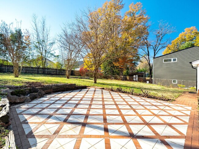 Building Photo - "Charming 3-Bed Home with Gleaming Hardwood Floors on Sheffield Road!"