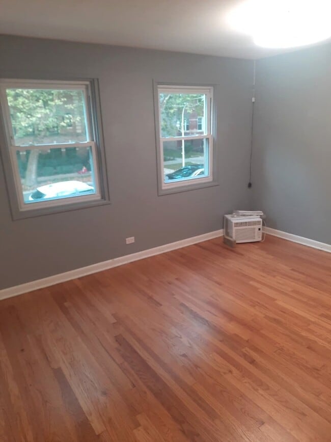 Building Photo - 2431 W Lunt Ave