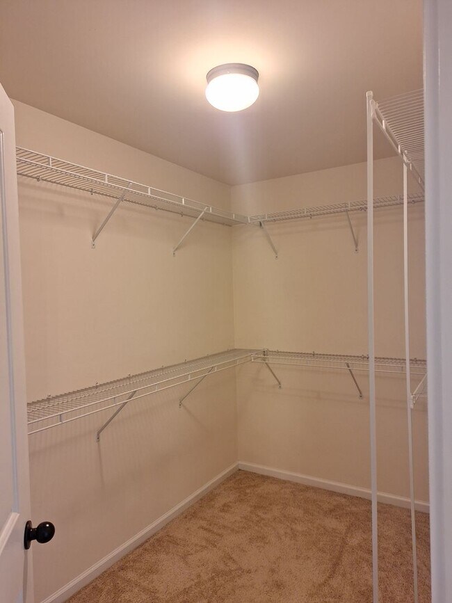 Building Photo - Wonderful Three Bedroom Home in Northeast ...