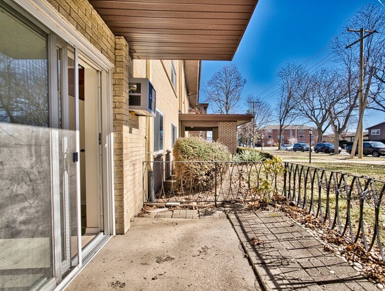 Building Photo - 1206 E Fairview St