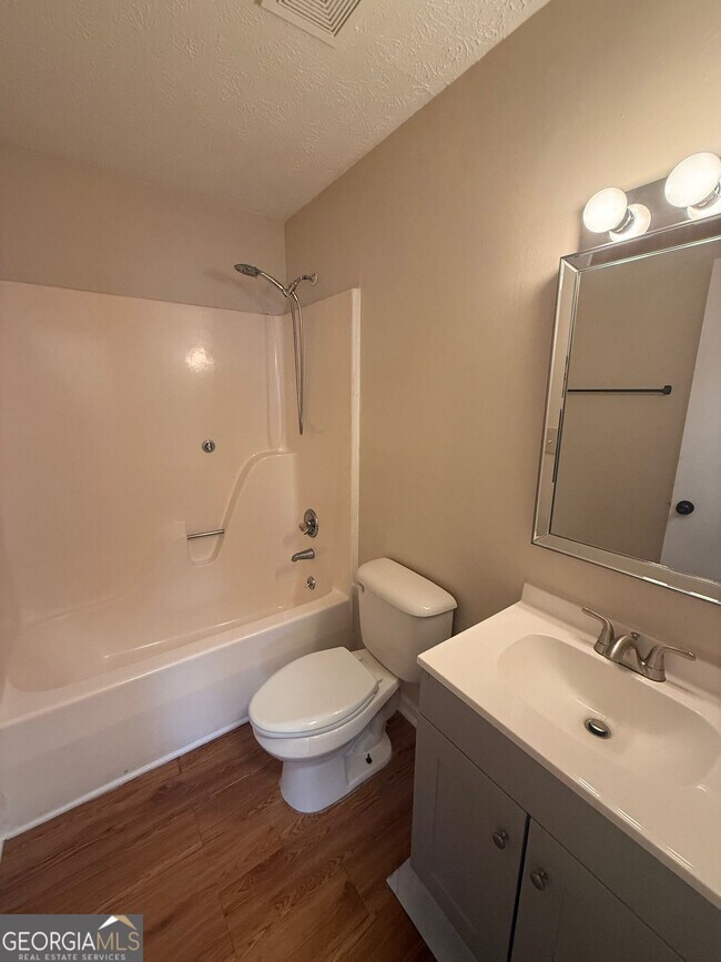 Building Photo - 150 Essex Ct