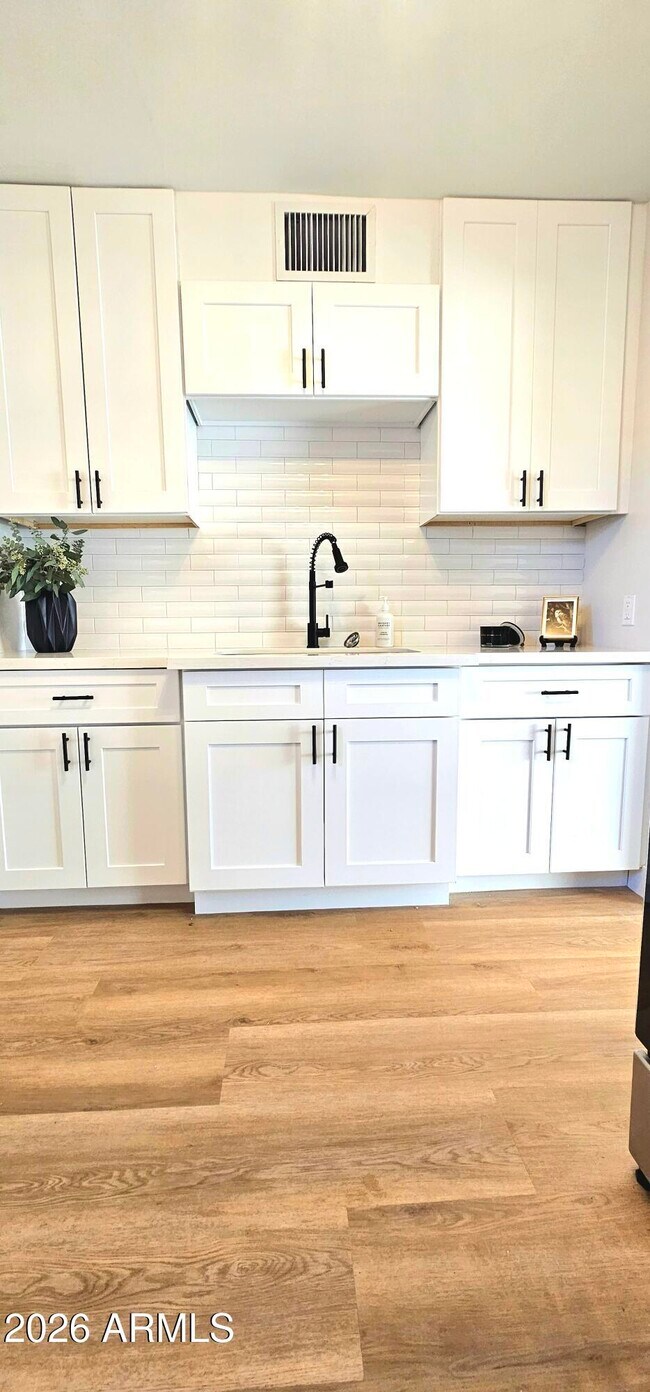 Building Photo - 1308 W Whitton Ave