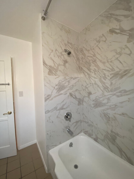 Tub/showe - 8920 Darby Ave