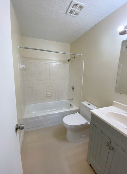 Building Photo - 2295 Candlewyck Cir