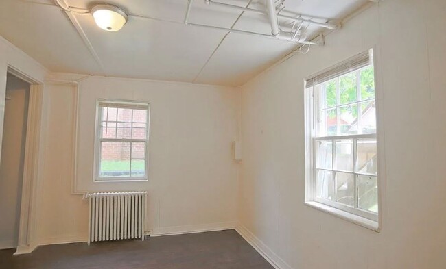 Building Photo - 2025-2026 School Year / 8 Bdrm / 3 Bath St...