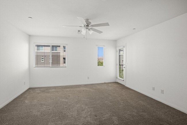 Building Photo - Beautiful 3 BR 2.5 BA Townhouse built in 2...