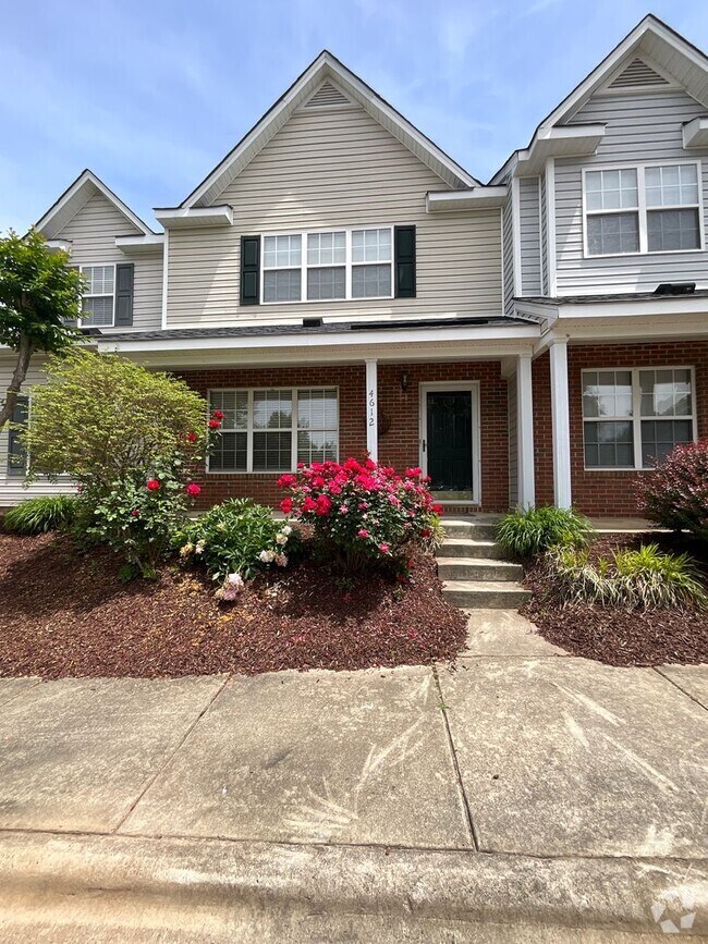 Building Photo - Charming Townhome in Greensboro