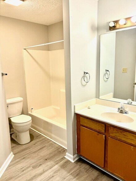 Building Photo - 526 Locher Aly