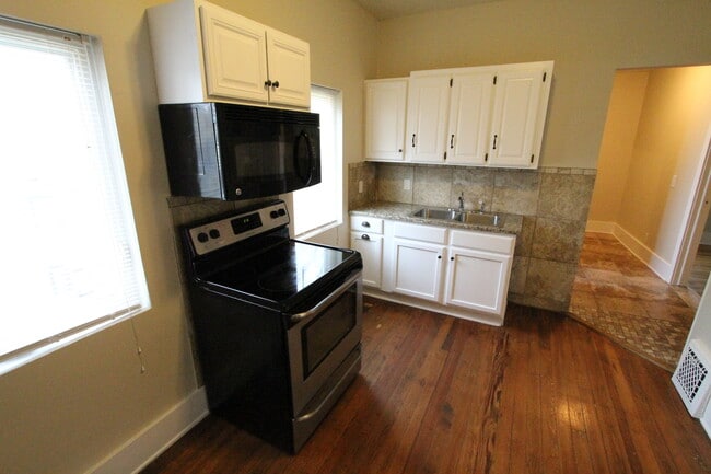 Building Photo - Right Size and a Great Location! Two bedro...
