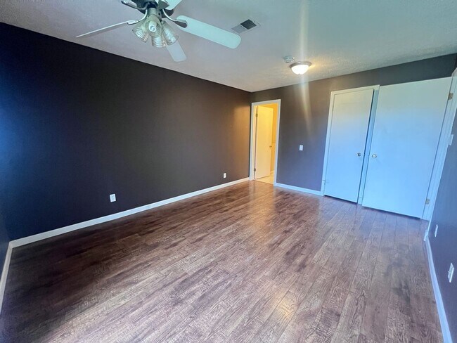 Building Photo - 2 Bed 2 Bathroom Condo in Allendale!