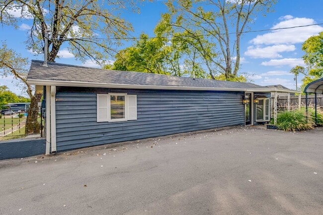 Building Photo - 562 Neelys Bend Rd